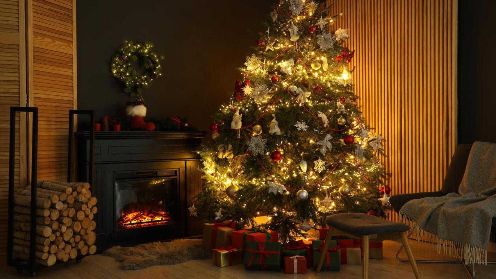 Imagen de archivo de una estancia decorada para Navidad.