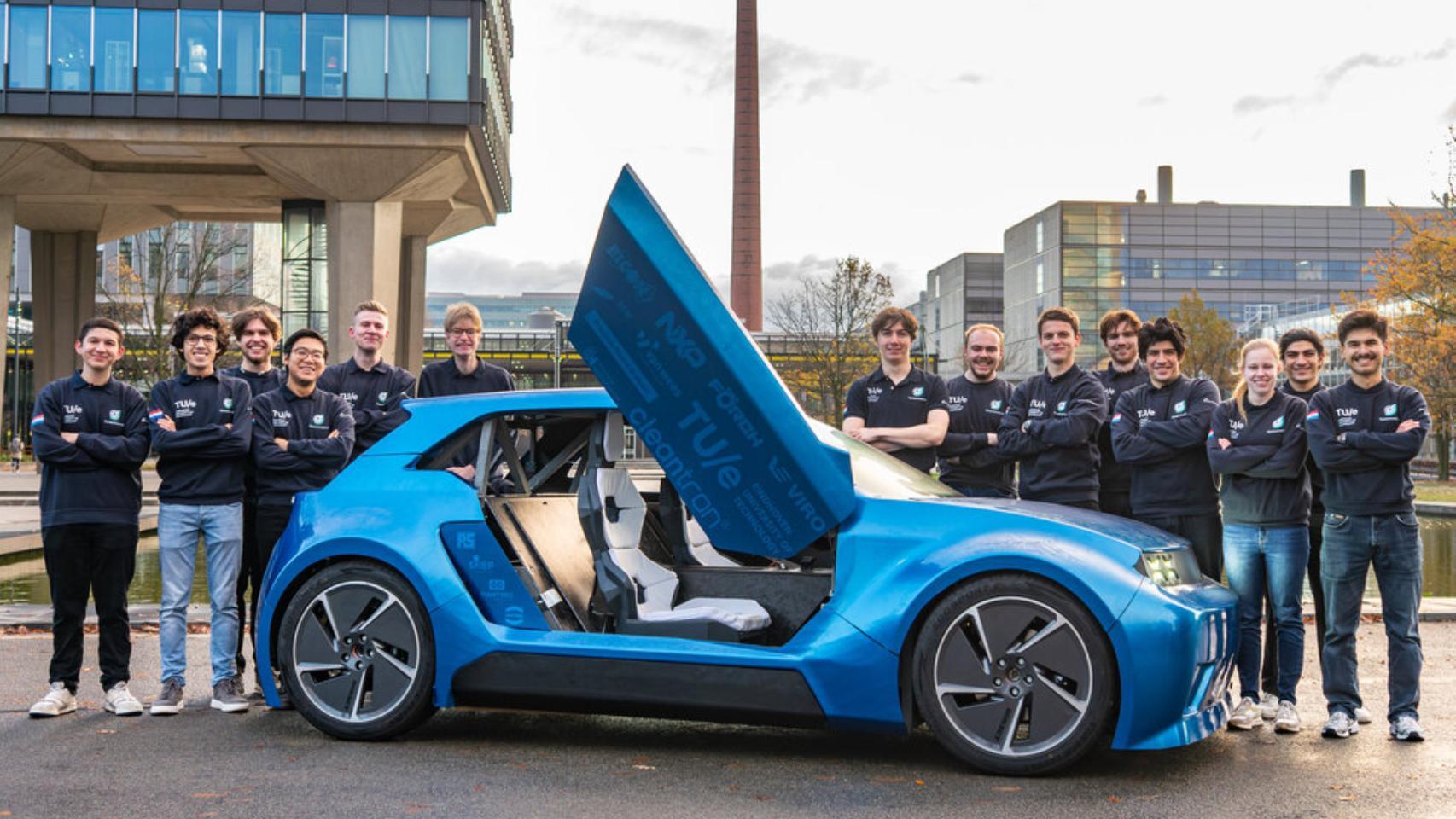 Los estudiantes con el coche eléctrico modular Aria.
