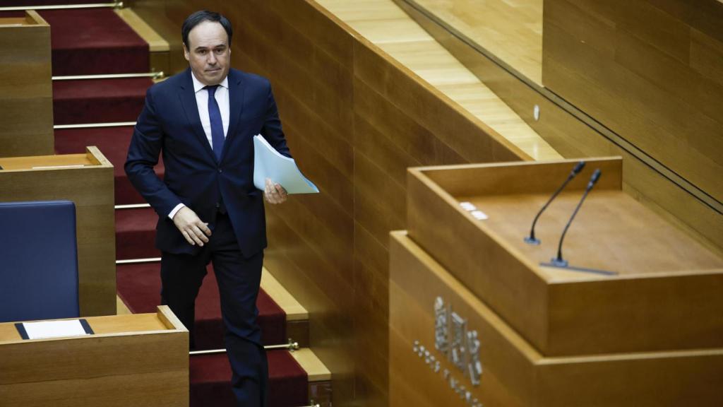 Juanfran Pérez Llorca, en Les Corts durante el debate de investidura. EFE/Biel Aliño