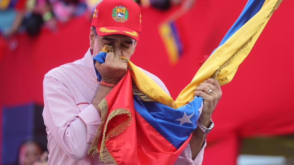 El presidente de Venezuela, Nicolás Maduro, besa una bandera durante una movilización este lunes, en Caracas.