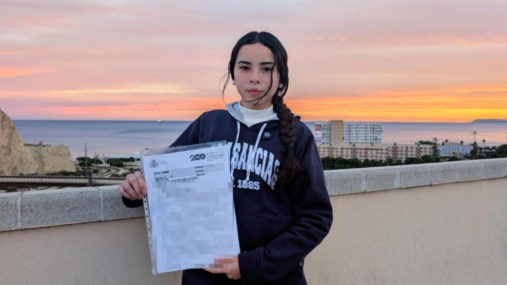 La joven, junto a la denuncia que interpusó tras su presunta agresión.