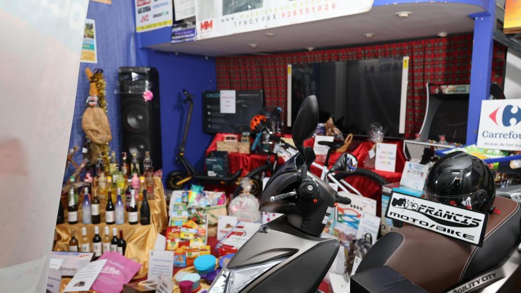 Productos que forman la Gran Cesta de Navidad de La Hermandad del Santo Entierro.