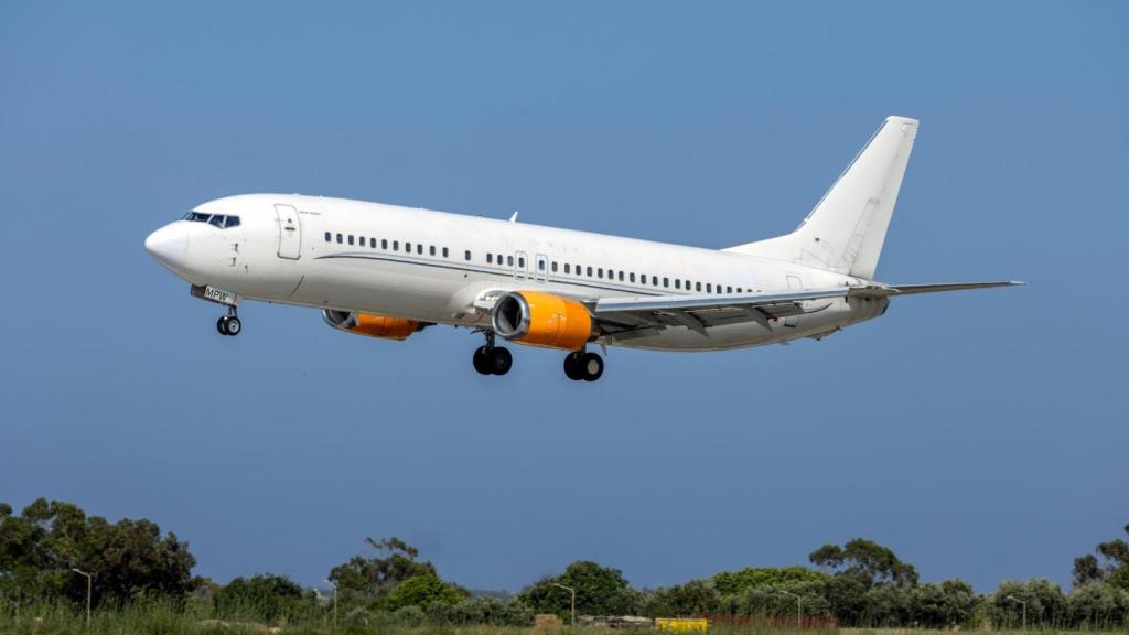 Un avión despegando en una imagen de archivo