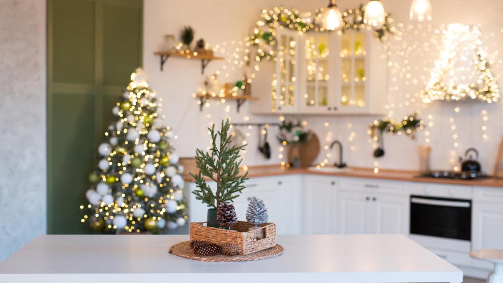 Una cocina decorada de Navidad.