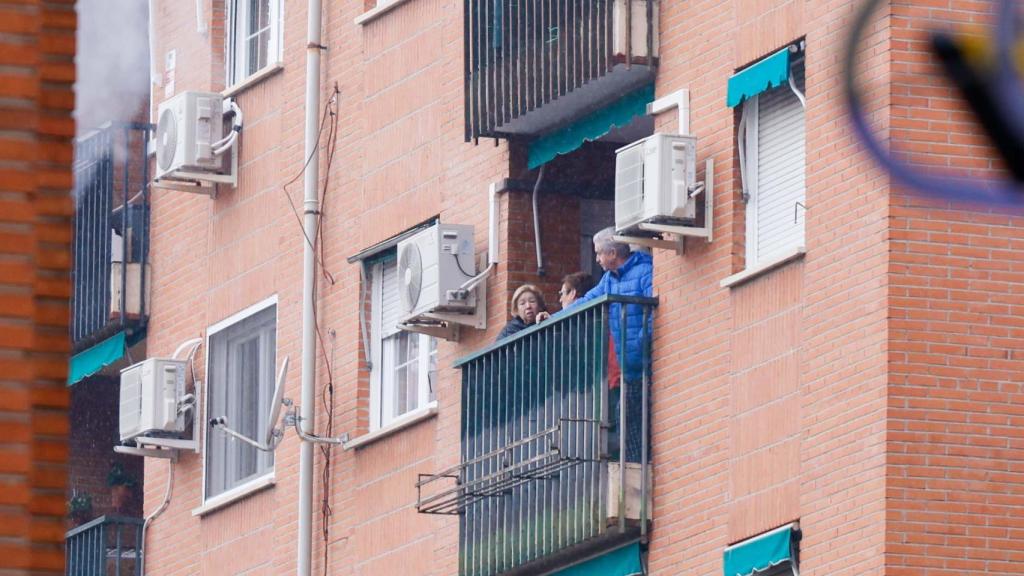 Vecinos asomados en un balcón durante el suceso ocurrido en Toledo.