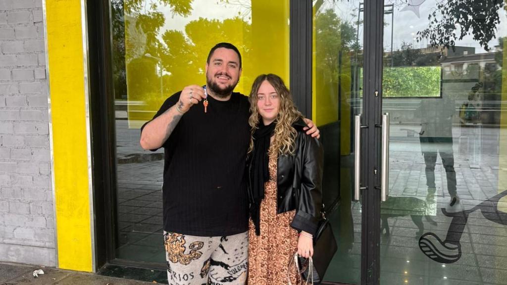 David y su pareja en la puerta del local en obras.