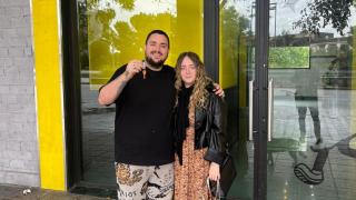 David y su pareja en la puerta del local en obras.