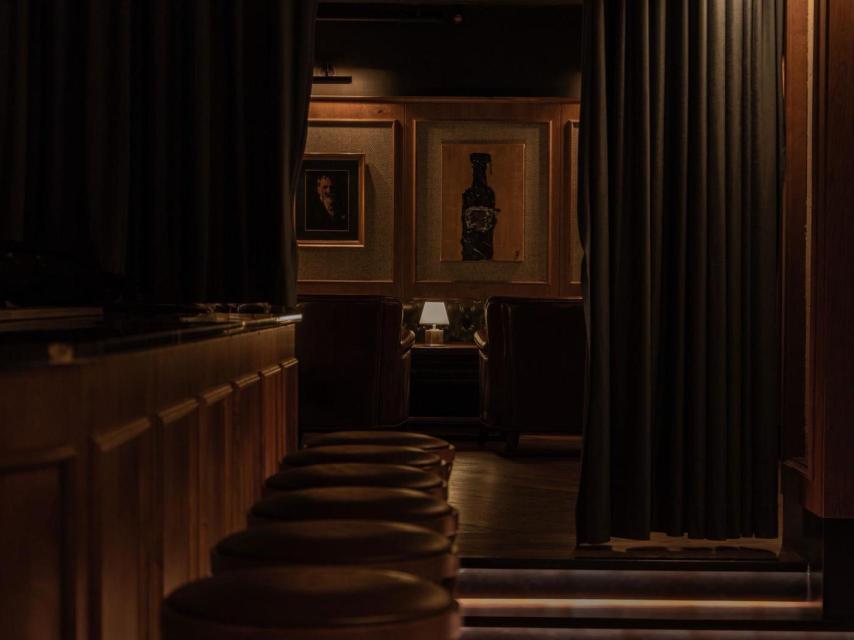 Un ambiente sofisticado dentro del bar.