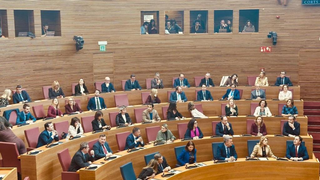 Mazón, en su nuevo escaño en última fila. EE