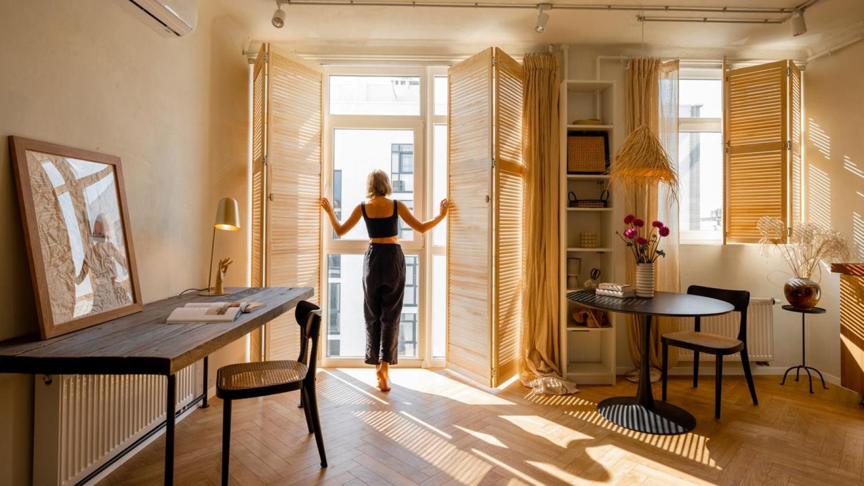 Una mujer ventilando su casa.