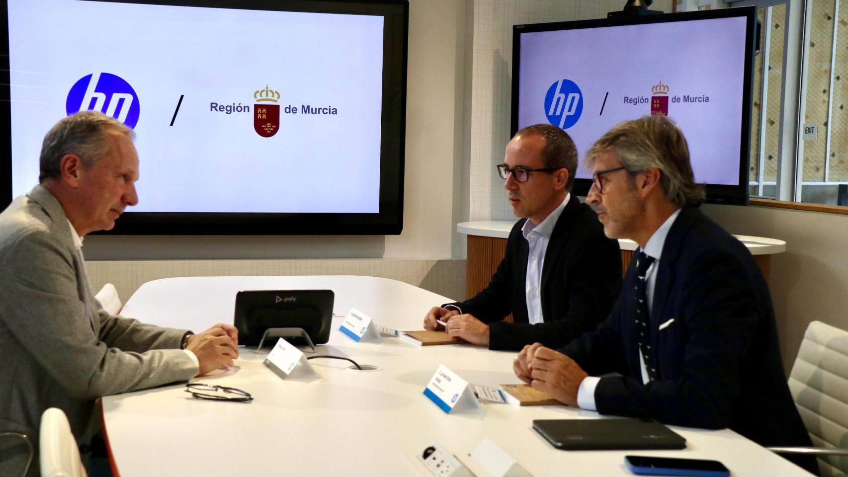 El consejero de Economía, Hacienda, Fondos Europeos y Transformación Digital, Luis Alberto Marín, reunido con el CEO Mundial de HP, Enrique Lores.