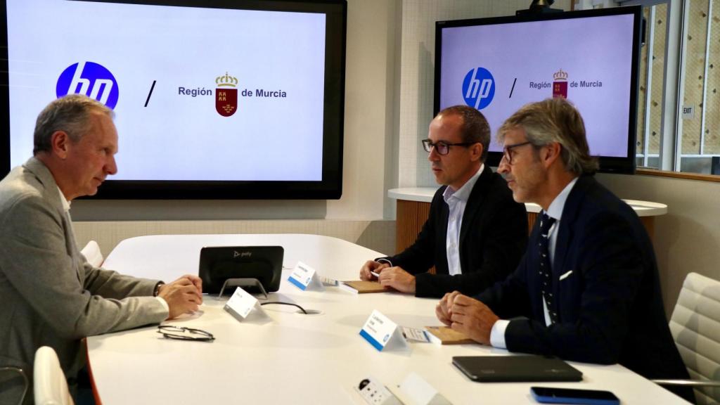 El consejero de Economía, Hacienda, Fondos Europeos y Transformación Digital, Luis Alberto Marín, reunido con el CEO Mundial de HP, Enrique Lores.