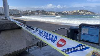 A Coruña cierra el acceso a las playas por el temporal.