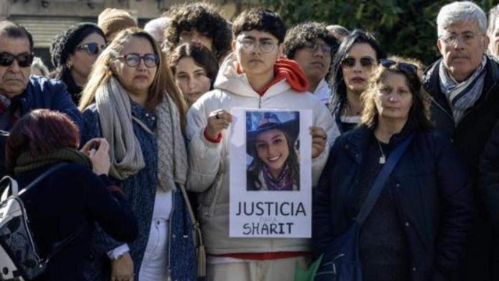 La madre de Sharit, una de las dos adolescentes cuyos cuerpos sin vida aparecieron ayer en el parque de la Concordia de Jaén, junto a varios familiares durante el minuto de silencio que este lunes ha secundado el Ayuntamiento jiennense
