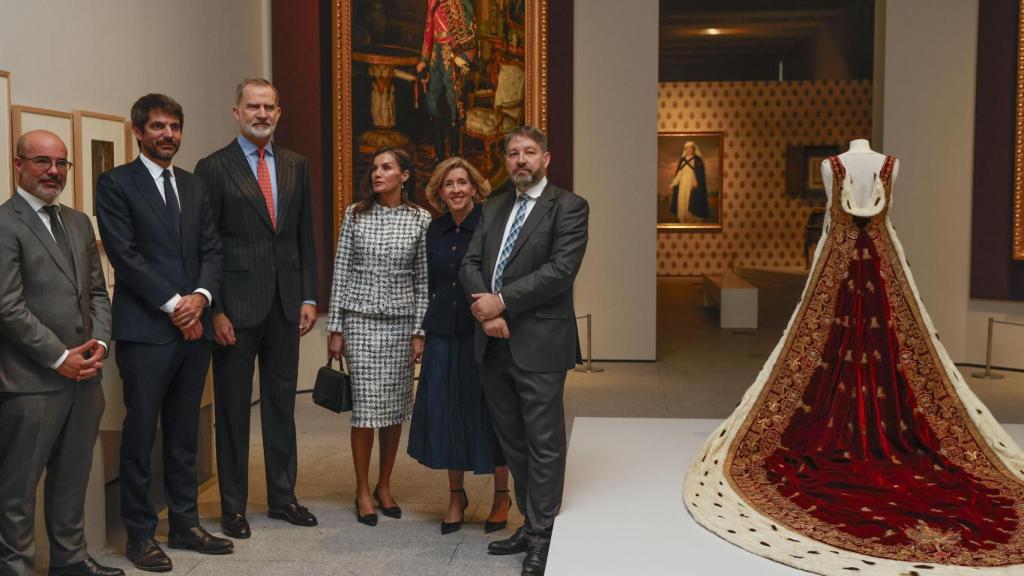 Suas Majestades os Reis juntamente com o Ministro da Cultura Ernest Urtasun e o Diretor da Galeria das Coleções Reais Victor Kagea na Galeria das Coleções Reais.