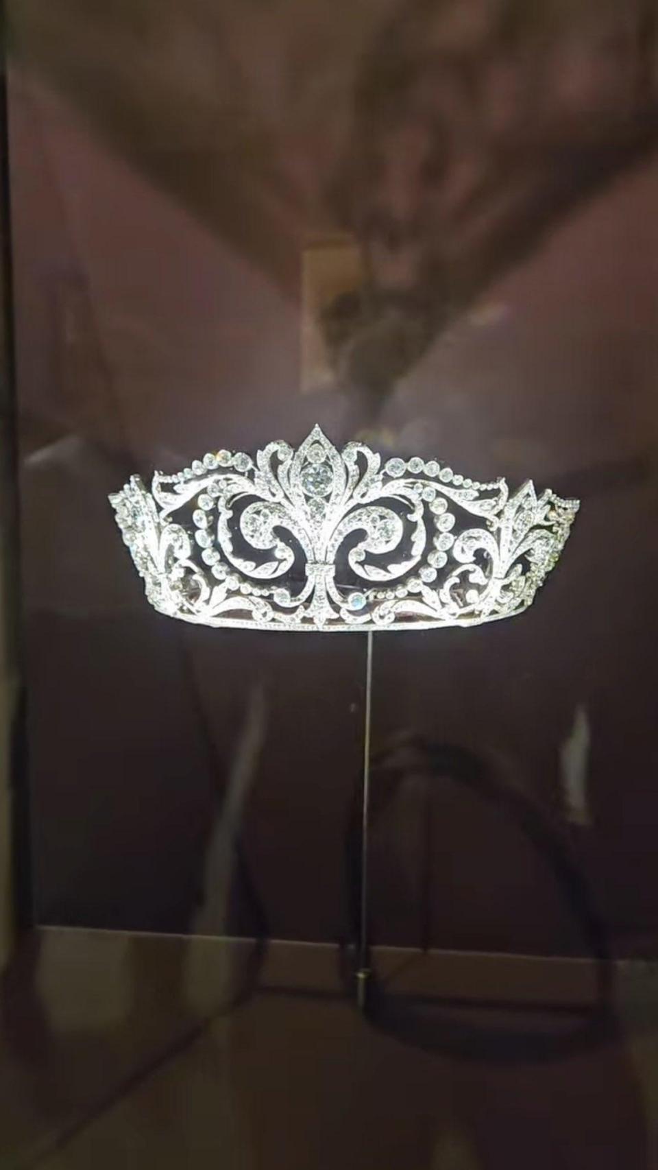 A tiara Flor de Lys, doada pela Rainha Letizia para uma exposição em homenagem a Ena.