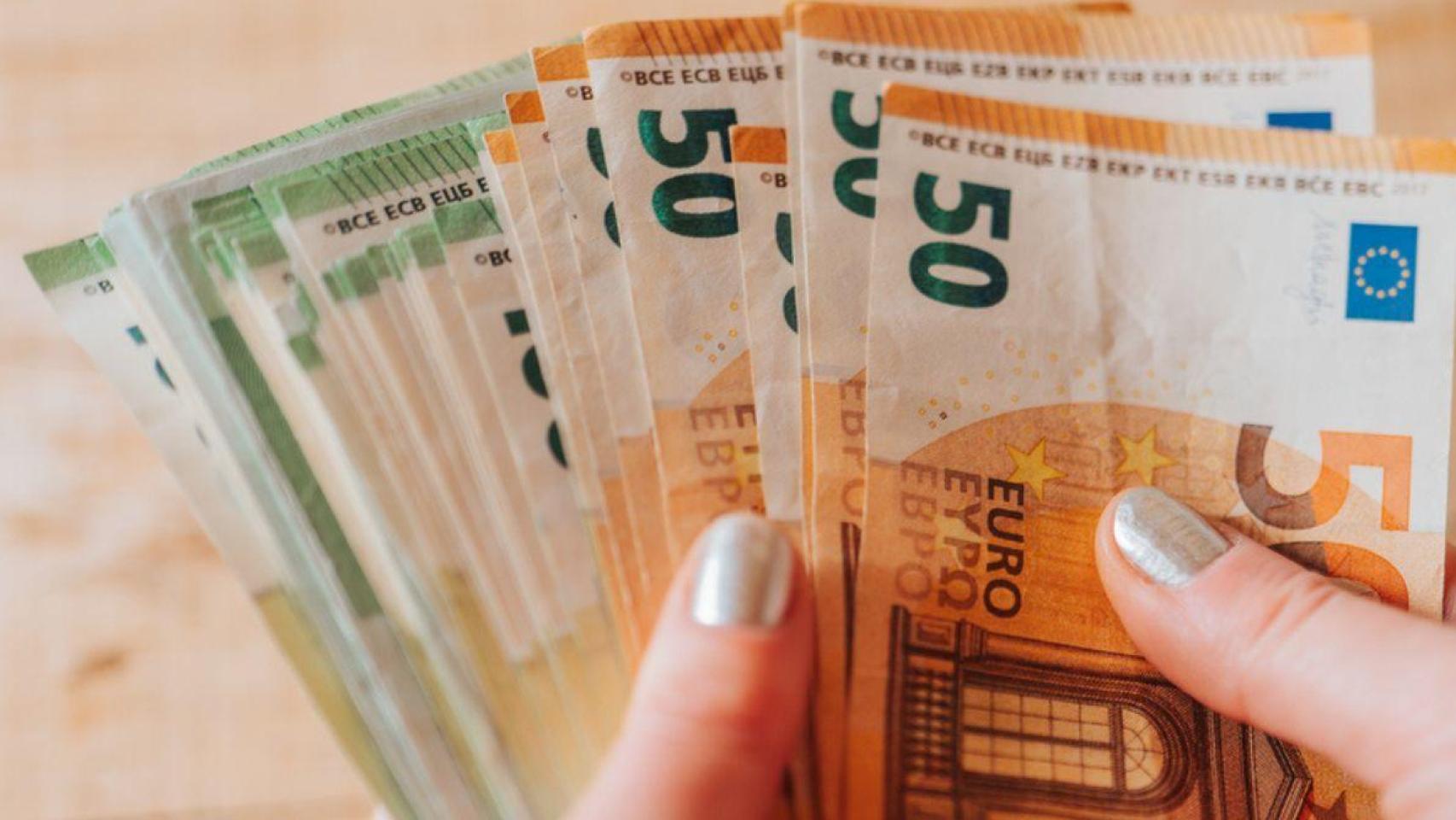 Ahorro en billetes de euros y la familia Archie.