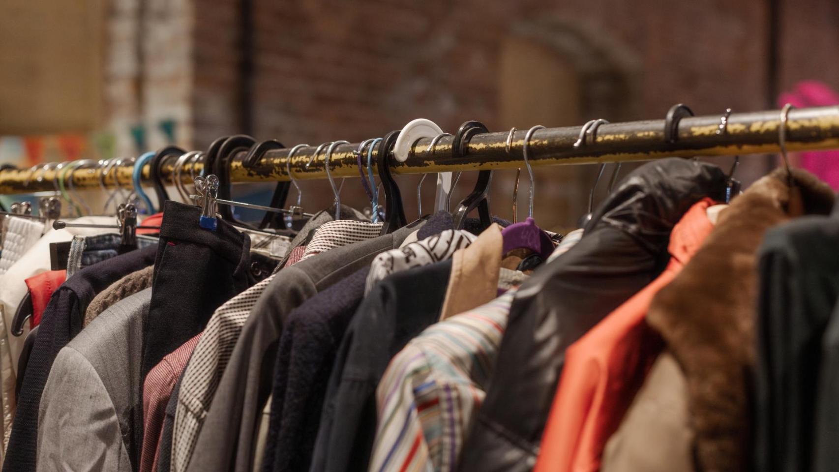 Burro con ropa de segunda mano