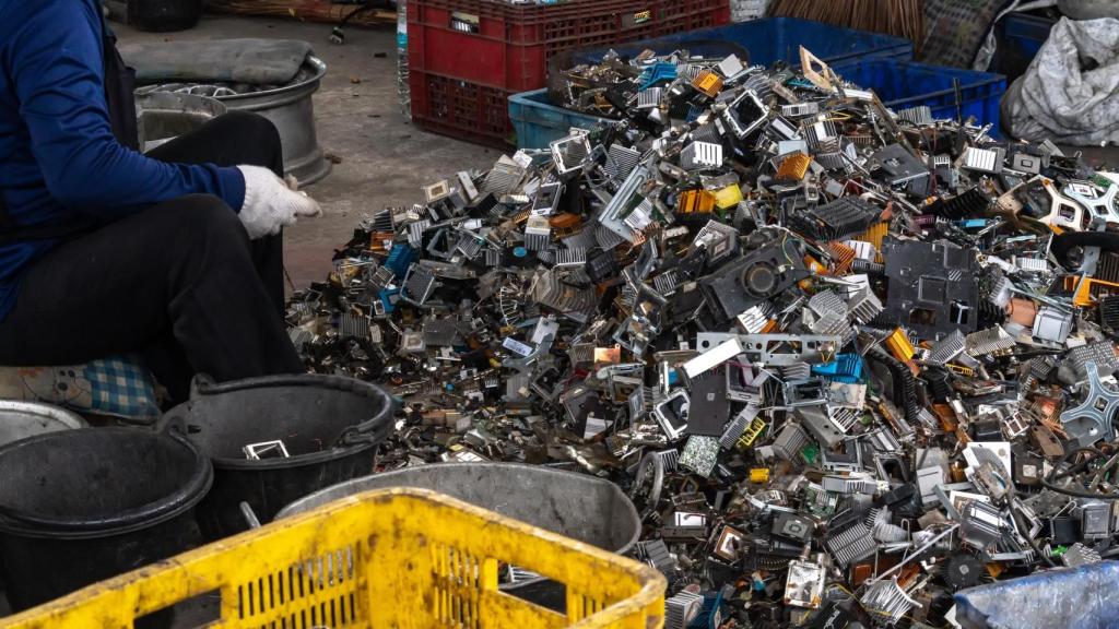 Residuos electrónicos de chatarrería para reciclaje.