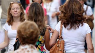 Imagen de archivo de mujeres caminando en una calle de Andalucía.