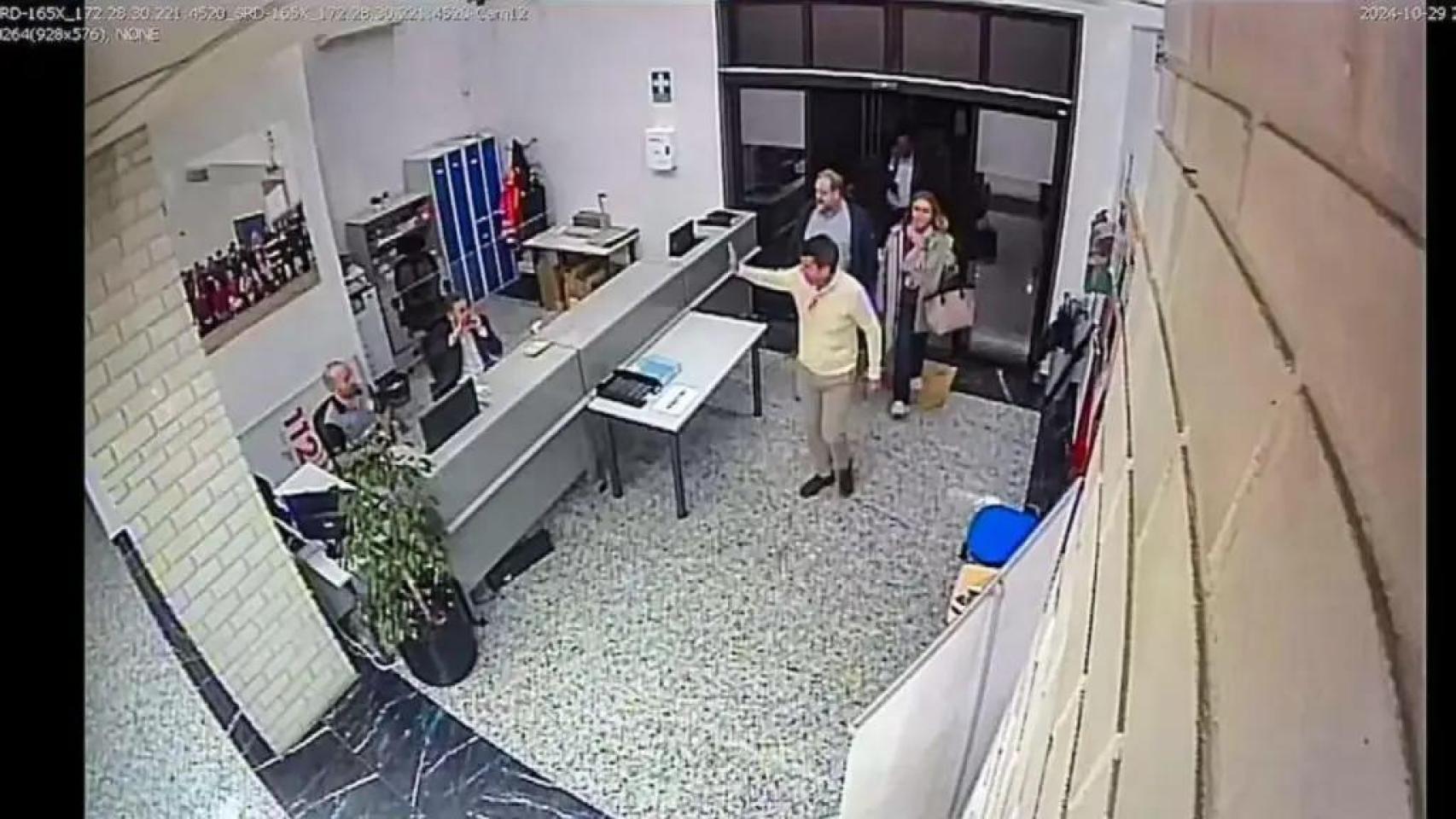 Imagen difundida por la Generalitat de la llegada de Mazón al Cecopi.