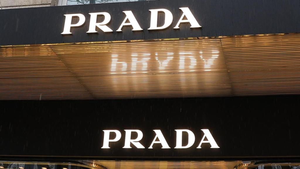 Fachada de la tienda de Prada en Calle Serrano, a 11 de abril de 2025, en Madrid (España).
