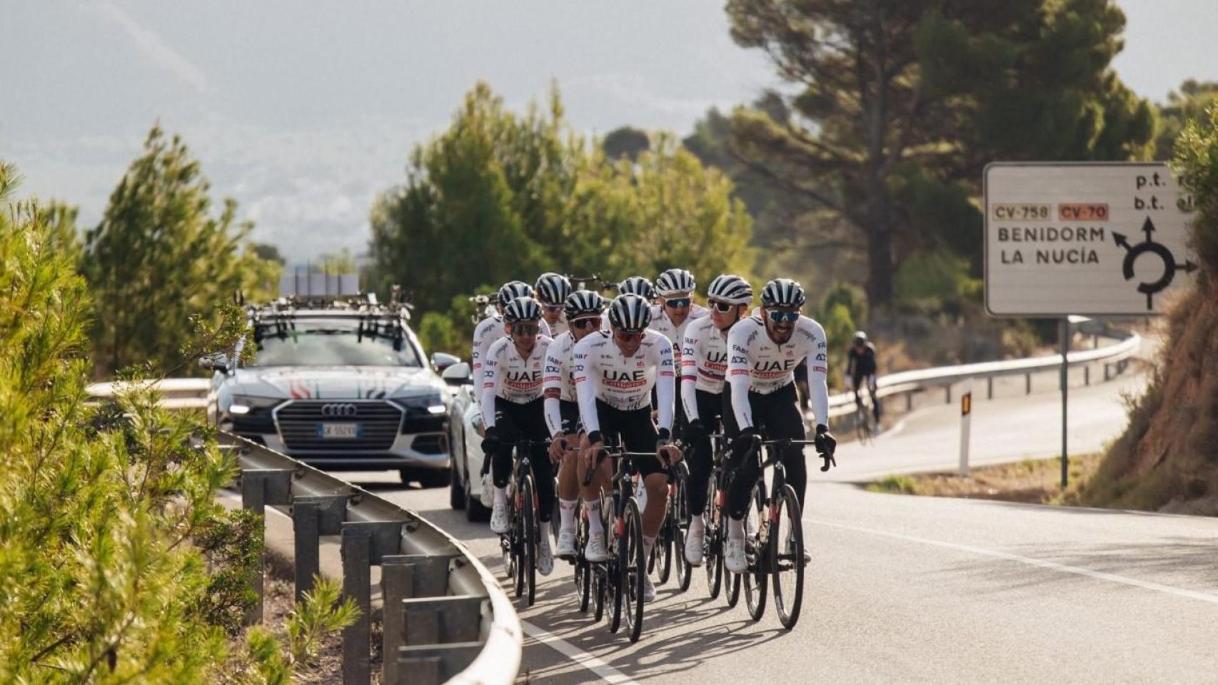 El UAE Team Emirates de Tadej Pogačar, equipo que será de los primeros en instalarse y repite por segundo año consecutivo en Benidorm.