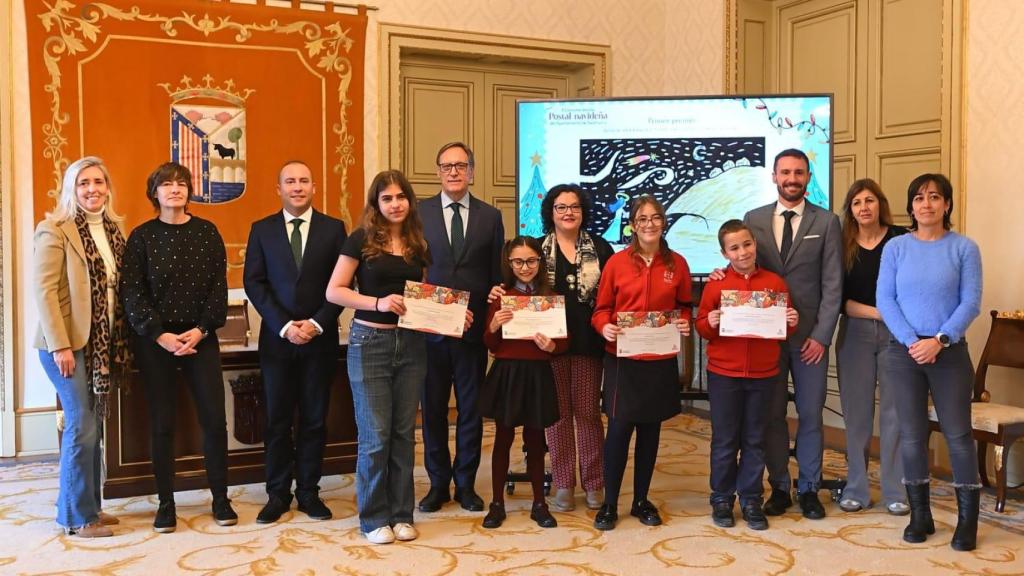 El alcalde de Salamanca, Carlos García Carbayo, con los ganadores del segundo concurso escolar 'Postal Navideña'