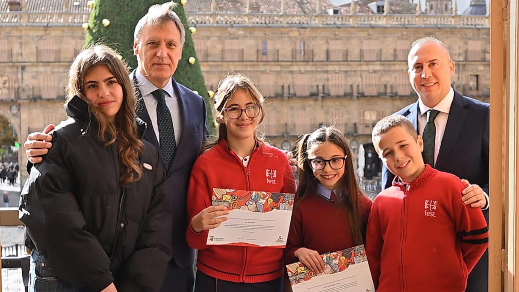 El alcalde de Salamanca, Carlos García Carbayo, con los ganadores del segundo concurso escolar 'Postal Navideña'
