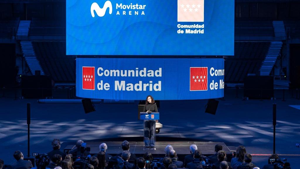 La presidenta de la Comunidad de Madrid, Isabel Díaz Ayuso, durante la visita a las instalaciones del pabellón de eventos Movistar Arena, este martes.