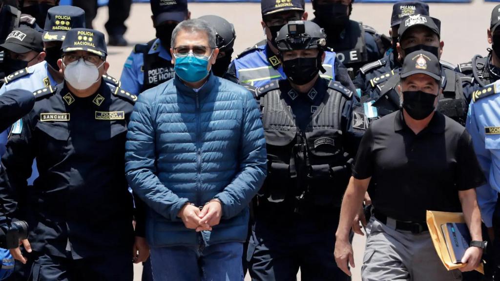 El expresidente hondureño Juan Orlando Hernández custodiado por policías en Honduras