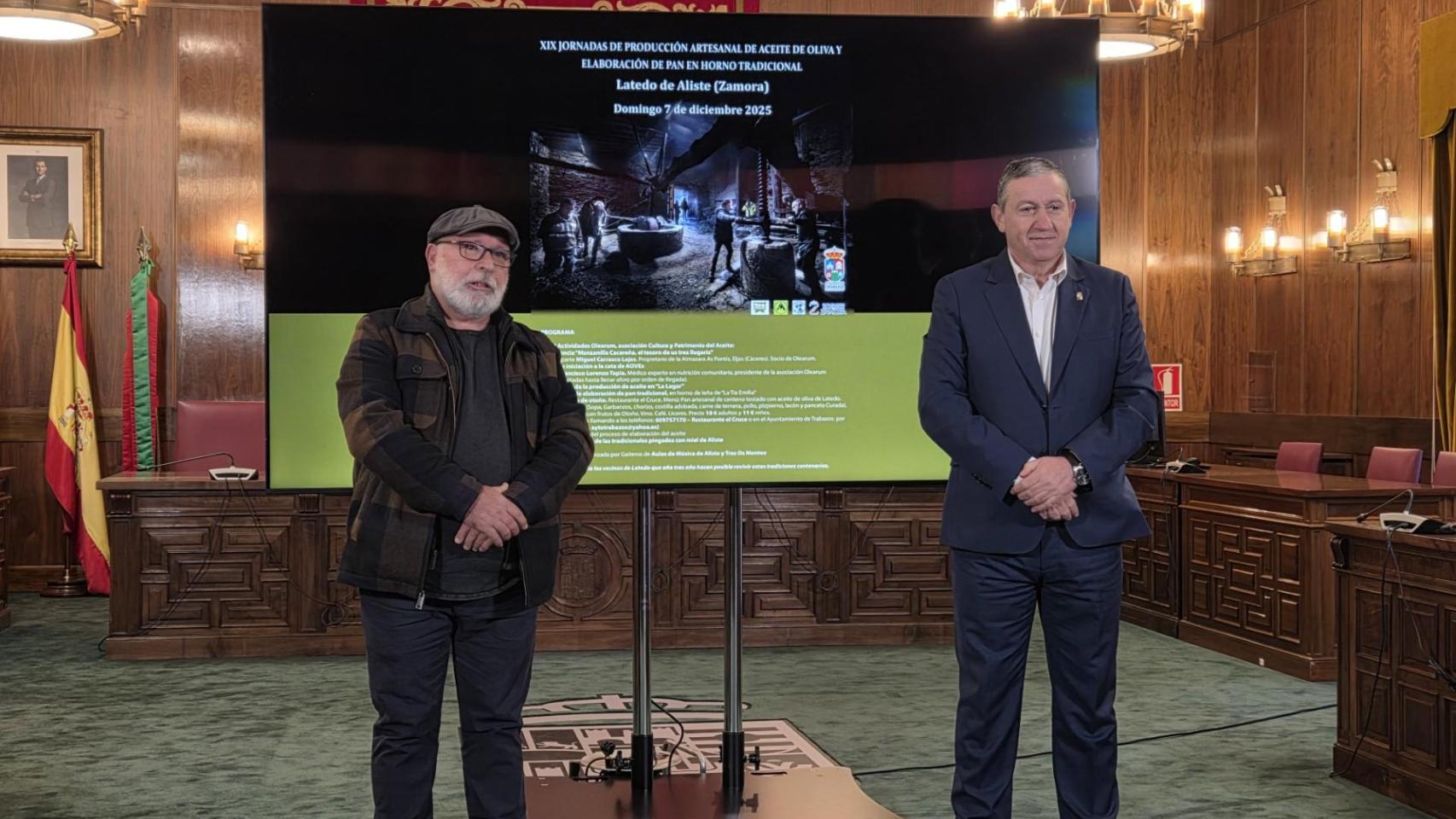 El presidente de la Diputación, Javier Faúndez y uno de los representantes de la Asociación Cultural La Lagar, Carlos Blanco