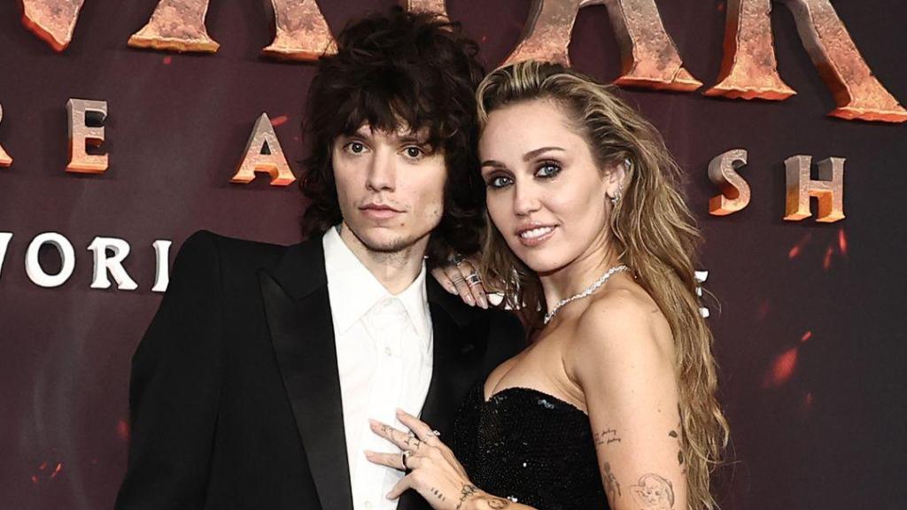 Maxx Morando y Miley Cyrus en la premiere de 'Avatar: Fuego y Cenizas' en Los Ángeles.