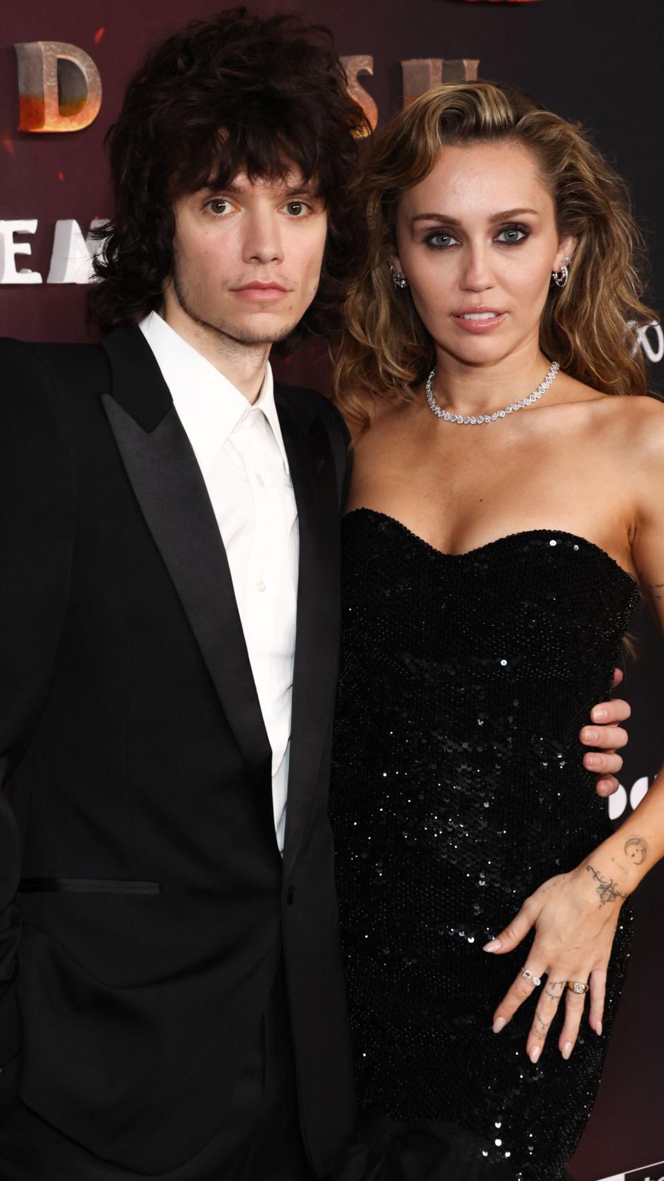 Maxx Morando y Miley Cyrus en la premiere de 'Avatar: Fuego y Cenizas' en Los Ángeles.