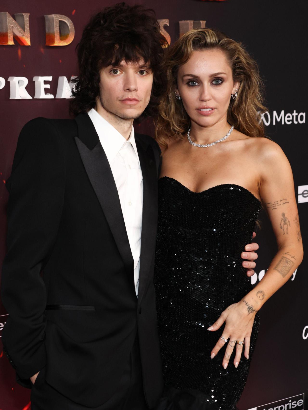 Maxx Morando y Miley Cyrus en el estreno de 'Avatar: Fuego y Cenizas' en Los Ángeles.