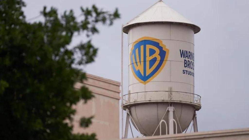 Imagen de torre de agua brandeada en Warner Bros Studios, en Burbank, California