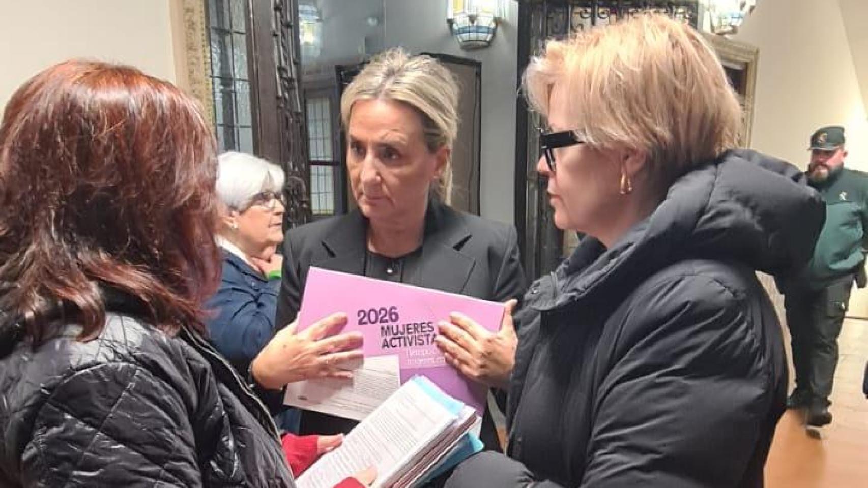 Miembros de STAS junto a la delegada del Gobierno, Milagros Tolón. Foto: STAS CLM.