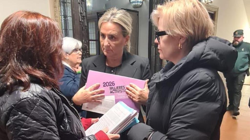 Miembros de STAS junto a la delegada del Gobierno, Milagros Tolón. Foto: STAS CLM.