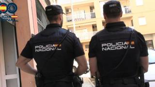 Dos agentes de la Policía Nacional.