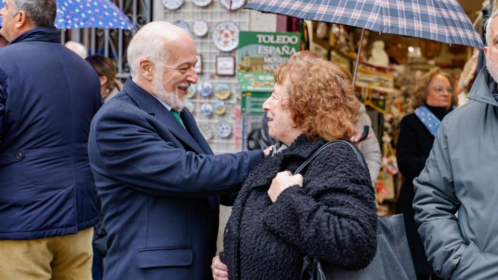 El autor saluda a la concejala de Cultura, Ana Pérez.