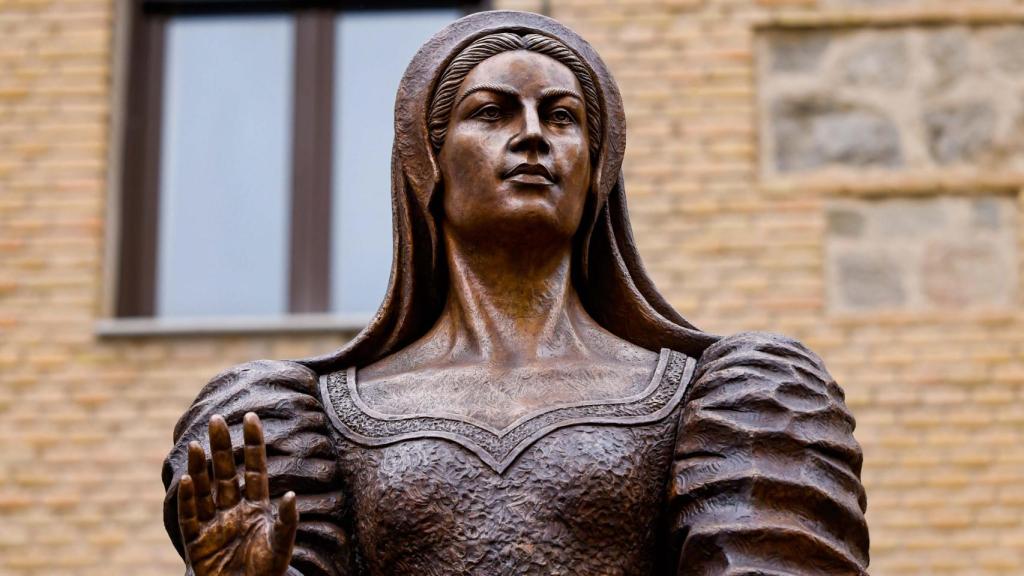 La estatua es de bronce y tiene 4,5 metros de altura, incluyendo el pedestal donde se sostiene.