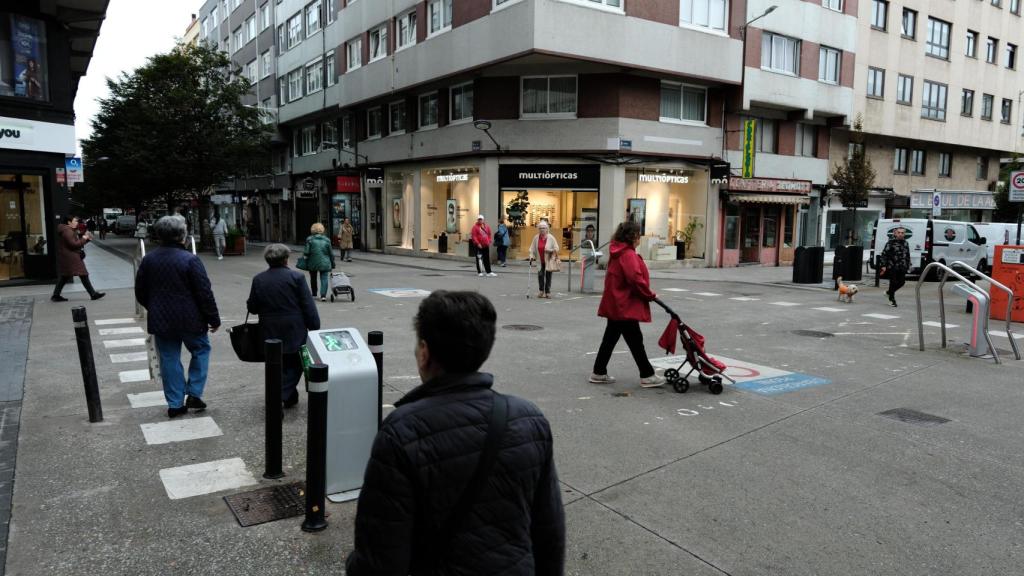 Gente paseando por la calle Barcelona de A Coruña.