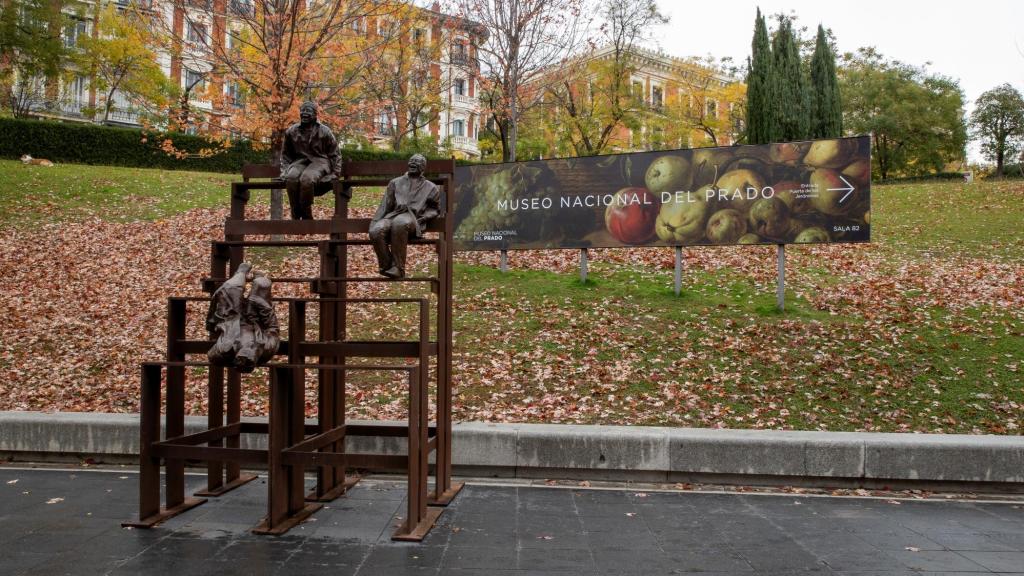 Una de las obras de la exposición 'Juan Muñoz. Historias de Arte', en la explanada del exterior del museo. Foto: Museo Nacional del Prado