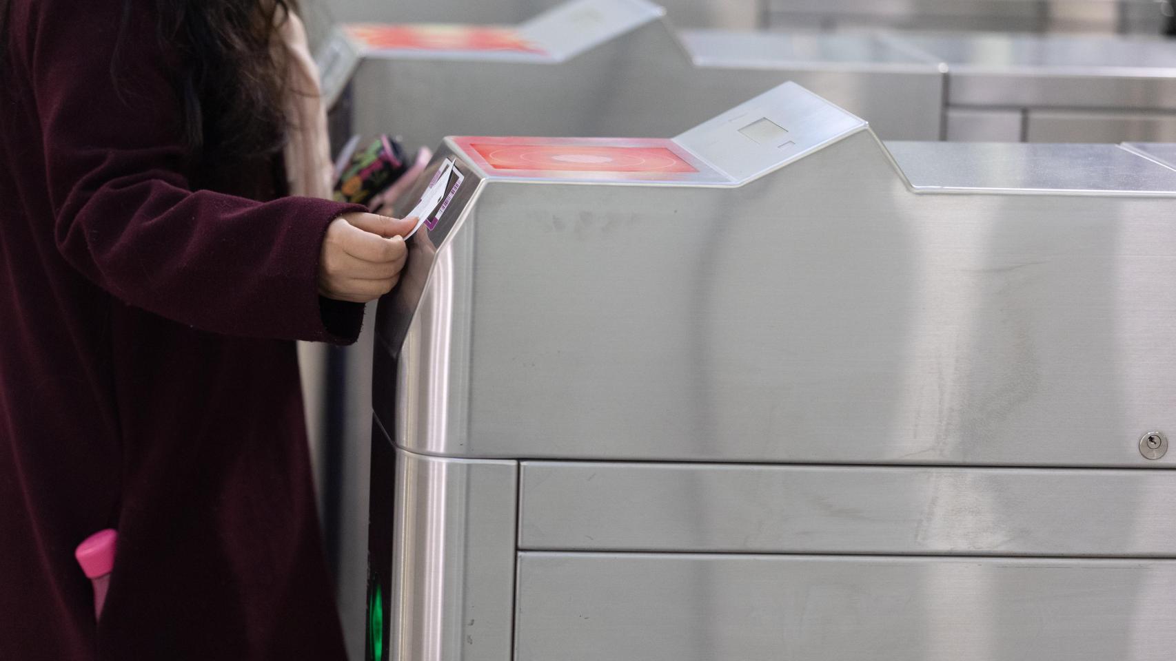 Una persona pagando un viaje en transporte público.