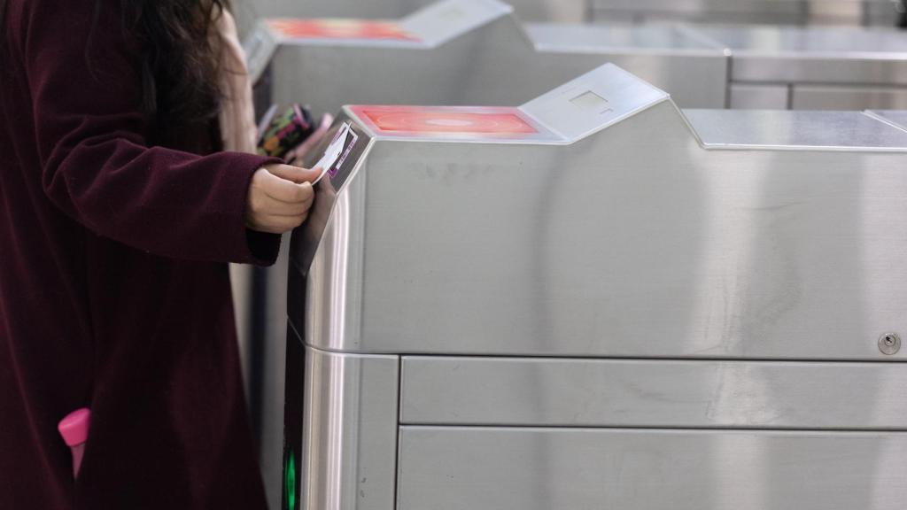 Una persona pagando un viaje en transporte público.