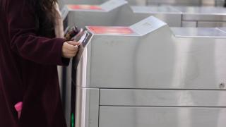 Una persona pagando un viaje en transporte público.