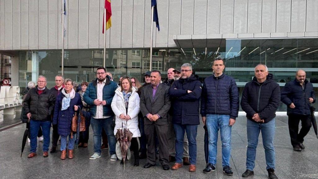 Concentración de miembros de la Federación Vecinal de Vigo, junto a concejales de BNG y PP, ante la sede de la Ciudad de la Justicia de Vigo