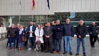 Concentración de miembros de la Federación Vecinal de Vigo, junto a concejales de BNG y PP, ante la sede de la Ciudad de la Justicia de Vigo