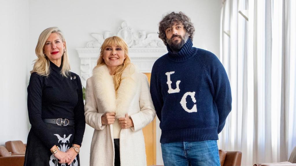 La concejala de Educación y Cultura, Irene Carvajal; la presidenta de la Academia, Cayetana Guillén-Cuervo, y el director del Calderón, José María Esbec