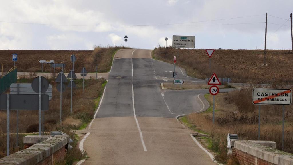 Carretera entre Castrejón de Trabancos y el límite con Salamanca